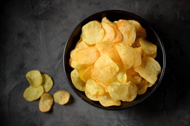 Lezzetli patates cipsi tuz ve baharat ile.