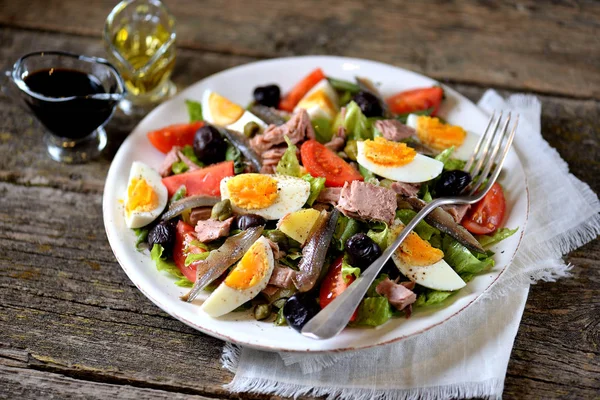 Insalata Francese Nicoise Con Tonno Patate Sode Uova Fagiolini Pomodori — Foto Stock