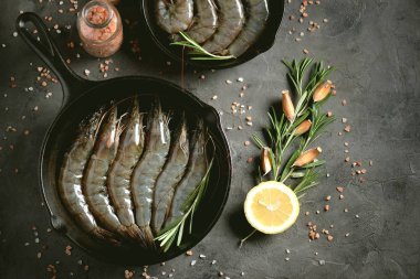 Ham taze kaplan karides taze biberiye ve pembe tuz. Sağlıklı deniz ürünleri. 