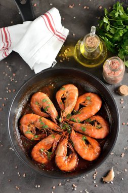 Zeytinyağı, sarımsak, kişniş ve soya sosu ile domates soslu kızarmış büyük karides.