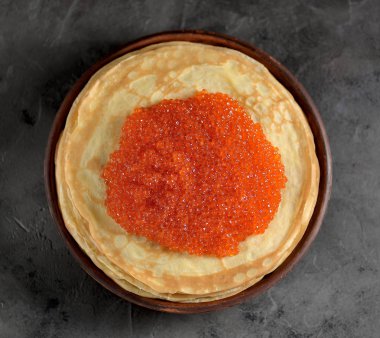 Klasik Rus krep kırmızı somon havyar ile.