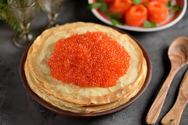 Panqueques Rusos Clásicos Con Caviar Salmón Rojo — Foto de Stock