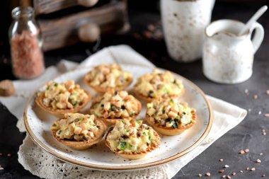 Aperatif tartlets Füme tavuk, mantar, yeşil soğan ve peynir.