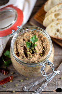 Pate kurutulmuş domatesli bezelye. Sağlıklı gıda.