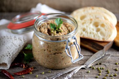 Pate kurutulmuş domatesli bezelye. Sağlıklı gıda.