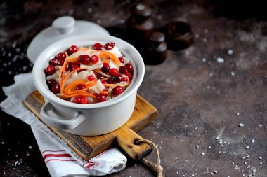 Havuç, elma ve cranberries ile marine edilmiş Beyaz lahana.