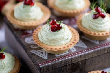 Avokado makarna, süzme peynir, Balık havyar ve nar ile tartlets.