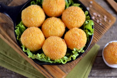 Patates kroket ve yoğurt sos yeşil soğan ile. Fast food.