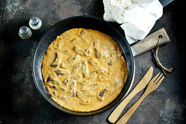 Classic Beef Stroganoff White Sauce Cast Iron Frying Pan — Stock Photo, Image