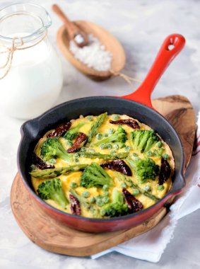 Omlet brokoli, kuşkonmaz, yeşil bezelye ve kurutulmuş domates ile.