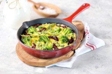 Omlet brokoli, kuşkonmaz, yeşil bezelye ve kurutulmuş domates ile.