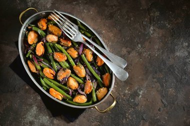 Midye, kırmızı soğan ve susam ile yeşil fasulye. Sağlıklı vejetaryen yemek.