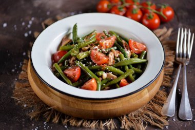 Yeşil fasulye, kızarmış domuz pastırması ve parmesan peyniri ile kiraz domates sıcak salata.