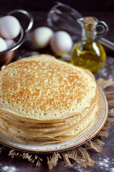 Panqueques Tradicionales Rusos Sobre Leche Con Levadura —  Fotos de Stock