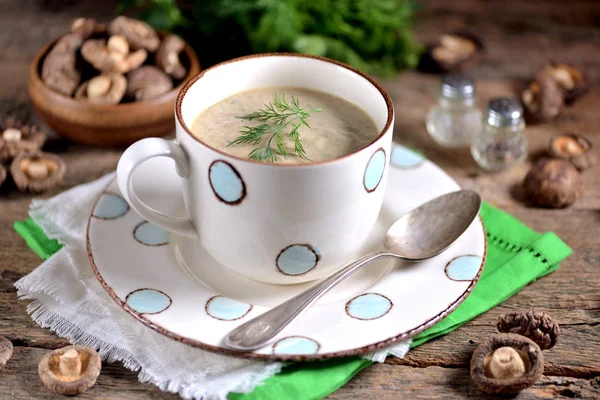 Вкусный Здоровый Суп Свежими Сушеными Грибами Чашке Старом Деревянном Фоне — стоковое фото