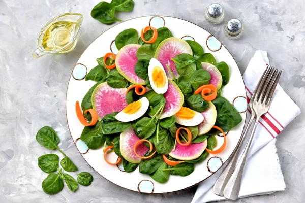 Salată Sănătoasă Spanac Pentru Copii Morcovi Fiert Ridiche Pepene Verde — Fotografie, imagine de stoc