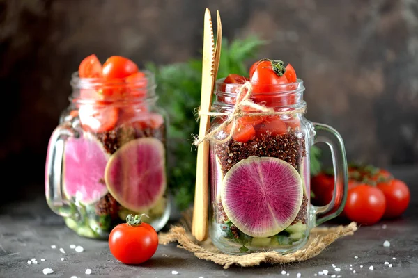 Gezonde Salade Van Rode Quinoa Watermeloen Radijs Komkommer Kerstomaatjes Met — Stockfoto