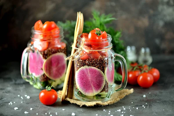 Gezonde Salade Van Rode Quinoa Watermeloen Radijs Komkommer Kerstomaatjes Met — Stockfoto