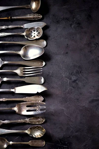 古董餐具 刀和其他黑色背景 — 图库照片