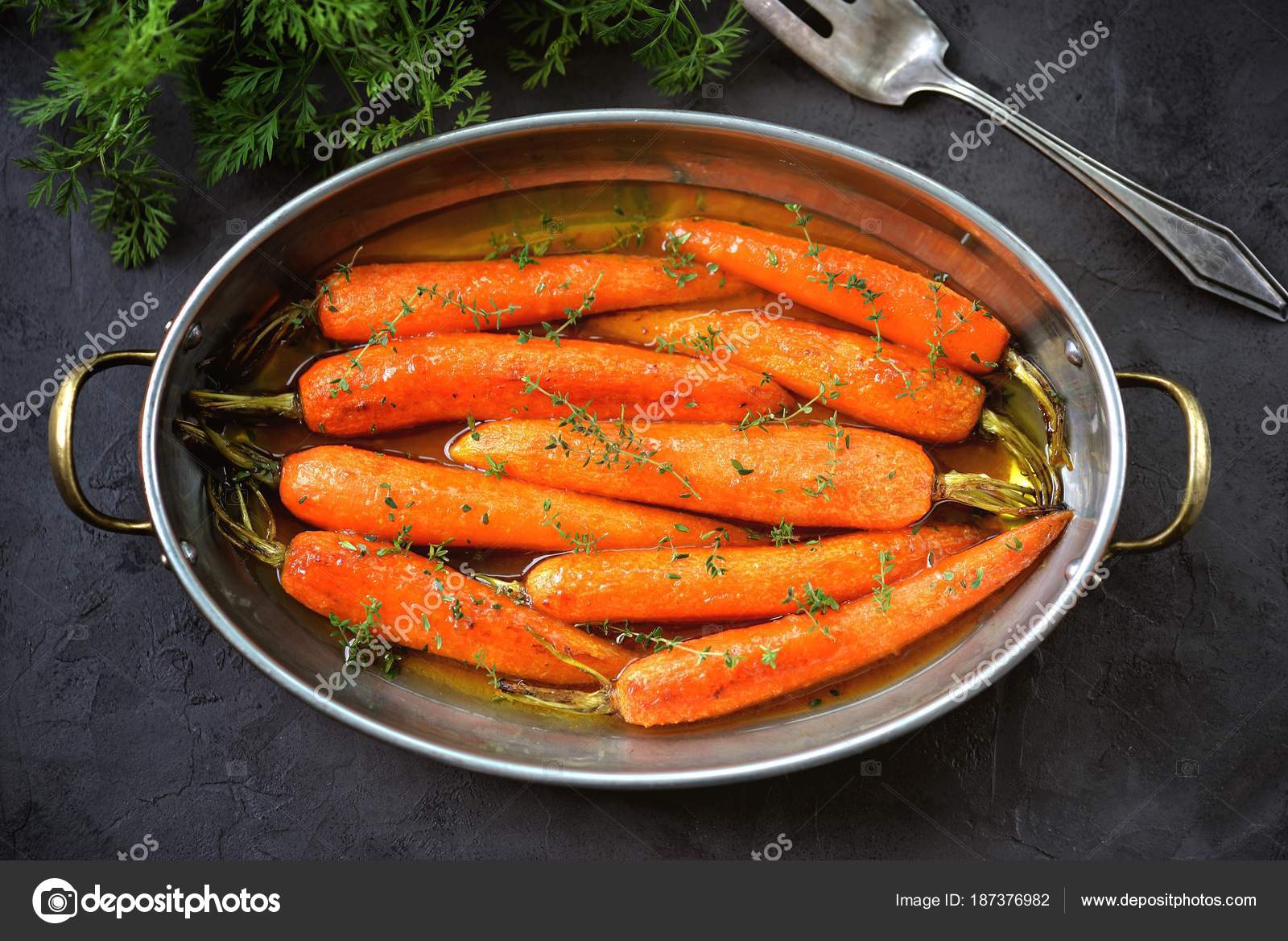 Bio Karotten Mit Thymian Orangen Honig Sauce Glasiert - Stockfotografie ...