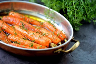 Organik havuç turuncu-tatlım sos sırlı kekik ile.