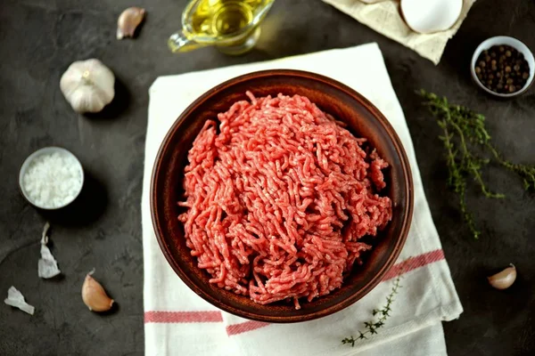 Carne Manzo Macinata Con Sale Marino Pepe Sfondo Nero — Foto Stock