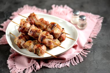 Şiş kebap pastırma ahşap şişleri bir dökme demir Tavada kavrulmuş domuz dan.