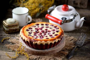 Eski bir ahşap zemin üzerine kiraz ile ev yapımı peynirli kek. Rustik tarzı.