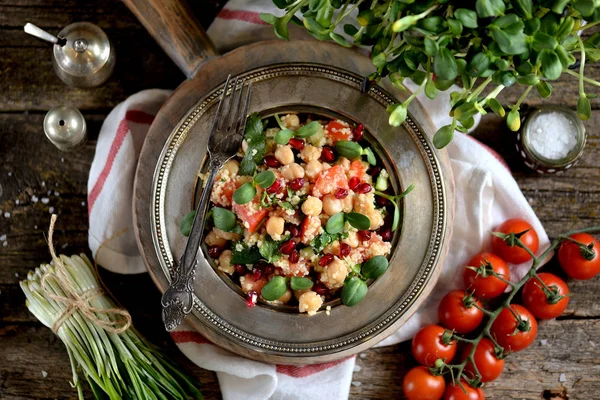 Salată Sănătoasă Cuscus Năut Roșii Rodie Ulei Măsline Bucătăria Estică — Fotografie, imagine de stoc