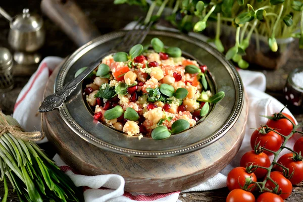 Salada Saudável Com Cuscuz Grão Bico Tomate Romã Azeite Cozinha — Fotografia de Stock