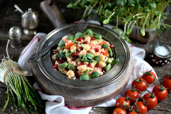 Ensalada Saludable Con Cuscús Garbanzos Tomate Granada Aceite Oliva Cocina — Foto de Stock