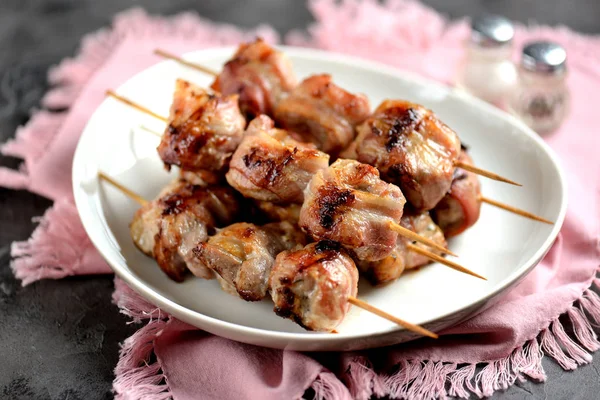 Egy Öntöttvas Serpenyőben Sült Sertés Nyárs Baconba Shish Kebab — Stock Fotó