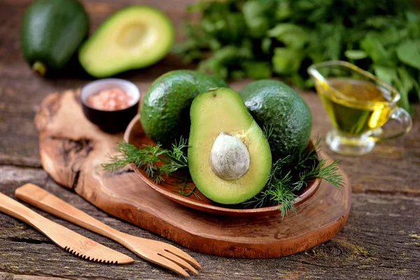 Frische Reife Avocado Mit Olivenöl Und Rosa Salz Auf Altem — Stockfoto