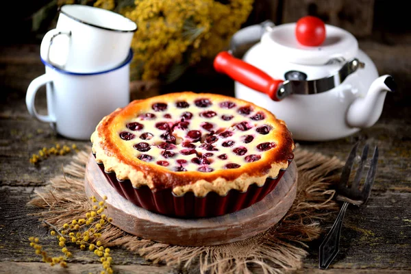 Hausgemachter Käsekuchen Mit Kirsche Auf Altem Holzboden Rustikaler Stil — Stockfoto