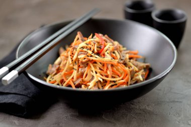 Tavuk sakatat ile Asya sebze salatası.