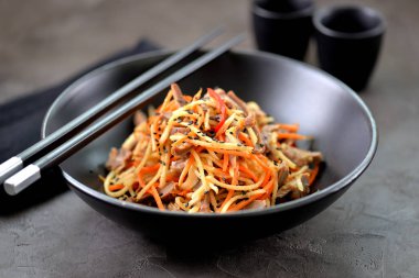 Tavuk sakatat ile Asya sebze salatası.