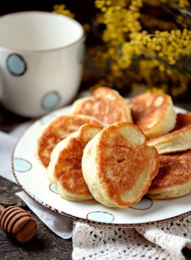 Ev yapımı yemyeşil krep. Rustik tarzı.