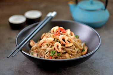 Buğday noodle soba karides, sebze ve mantar ile.