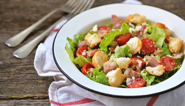 Salada Com Bacon Tomate Cereja Alface Migalhas Trigo Azeite Suco — Fotografia de Stock