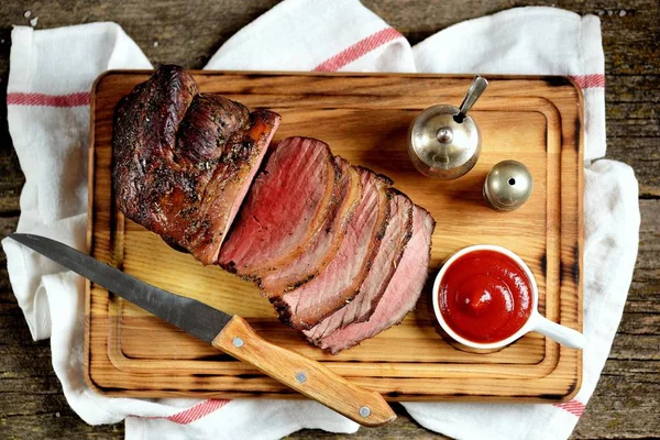 Rinderbraten Auf Einem Hölzernen Schneidebrett — Stockfoto