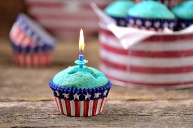 Cupcakes kırmızı ve mavi kadife bize günü bağımsızlık ya da doğum günü partisi.