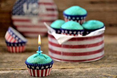 Cupcakes kırmızı ve mavi kadife bize günü bağımsızlık ya da doğum günü partisi.