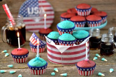 Cupcakes kırmızı ve mavi kadife bize günü bağımsızlık ya da doğum günü partisi.