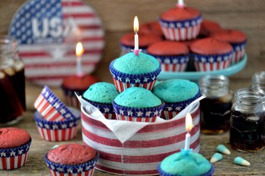 Cupcakes kırmızı ve mavi kadife bize günü bağımsızlık ya da doğum günü partisi.