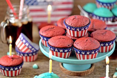 Cupcakes kırmızı ve mavi kadife bize günü bağımsızlık ya da doğum günü partisi.