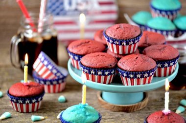 Cupcakes kırmızı ve mavi kadife bize günü bağımsızlık ya da doğum günü partisi.