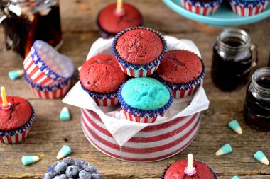 Cupcakes kırmızı ve mavi kadife bize günü bağımsızlık ya da doğum günü partisi.