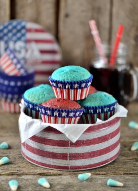 Cupcakes kırmızı ve mavi kadife bize günü bağımsızlık ya da doğum günü partisi.