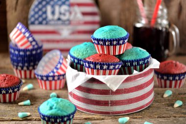 Cupcakes kırmızı ve mavi kadife bize günü bağımsızlık ya da doğum günü partisi.