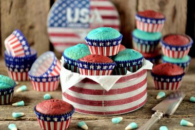 Cupcakes kırmızı ve mavi kadife bize günü bağımsızlık ya da doğum günü partisi.